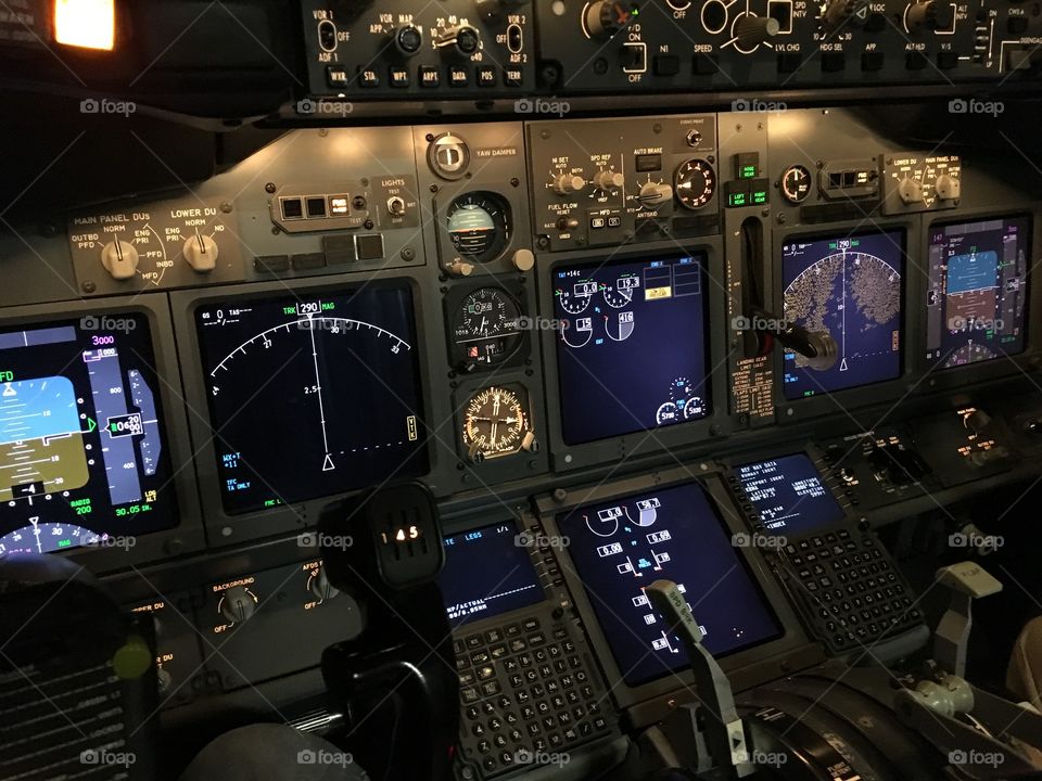 Boeing 737NG cockpit 