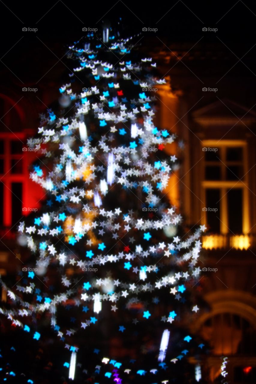 Effet de bokeh avec étoiles sur sapin de Noël