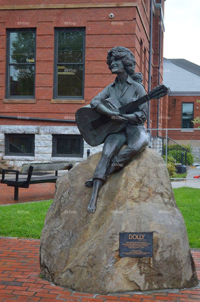 Dolly Parton statue