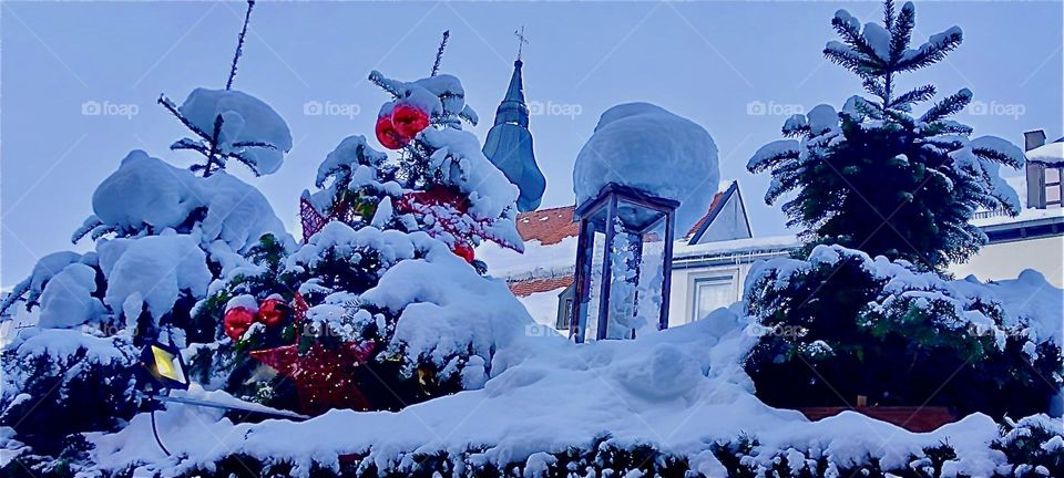 The “Christkindlmarkt”, an annual Christmas fair in “Straubing”, “Bavaria”, Germany is covered with heaps and heaps of snow everywhere, a remnant of the big blizzard that swept the area in early December 2023. Hypnotic Productions