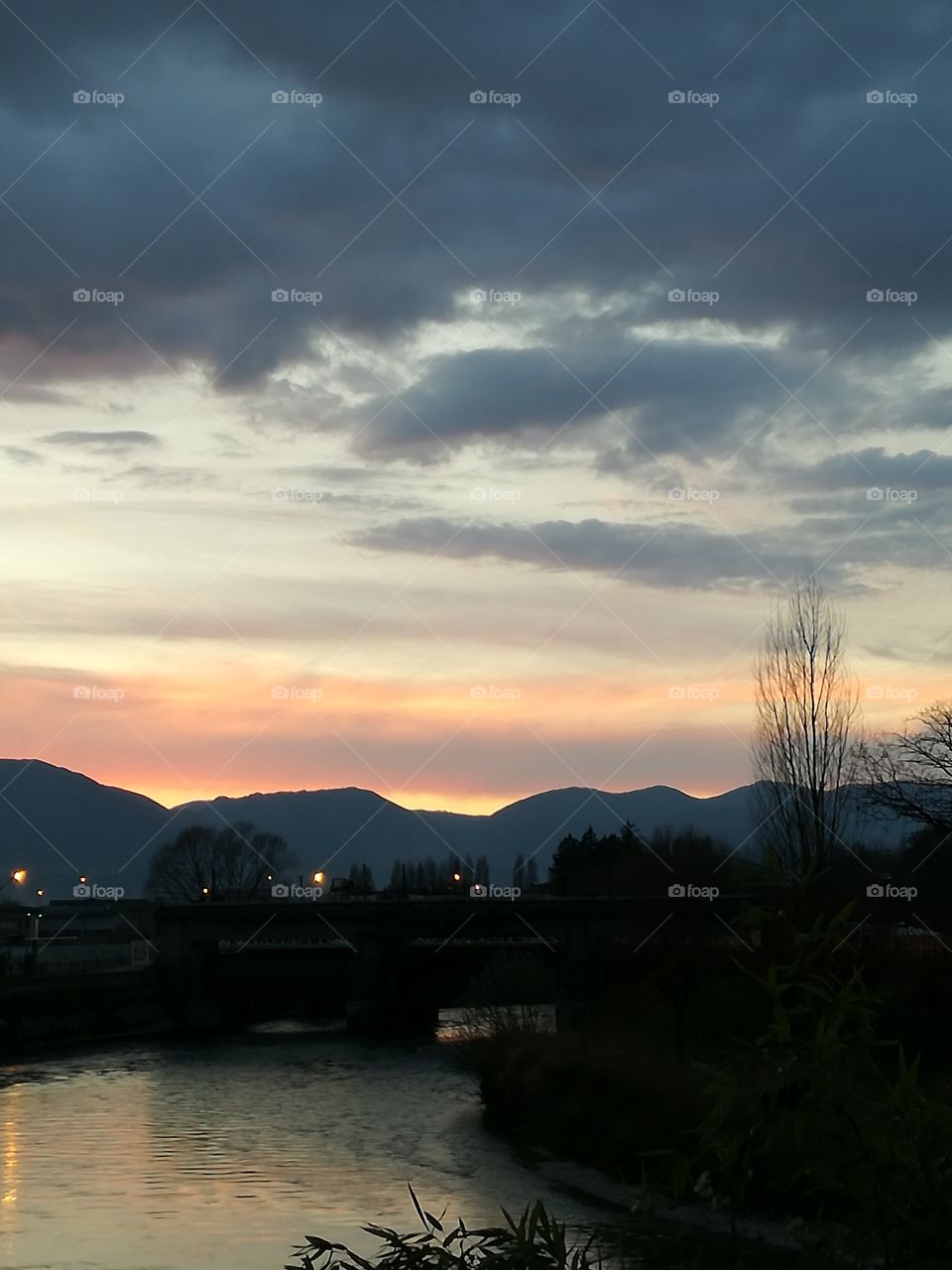 The day Is endig: this is the gift.  A view of the river