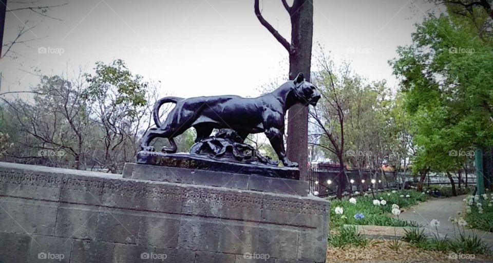 la estatua de León en el parque.