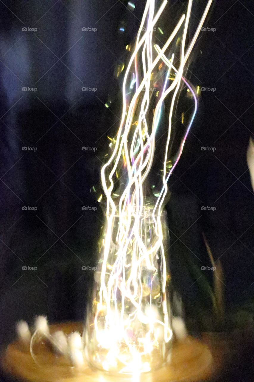 ڕوناکی و نوور لە تاریکی دا خۆ دەنوێنن