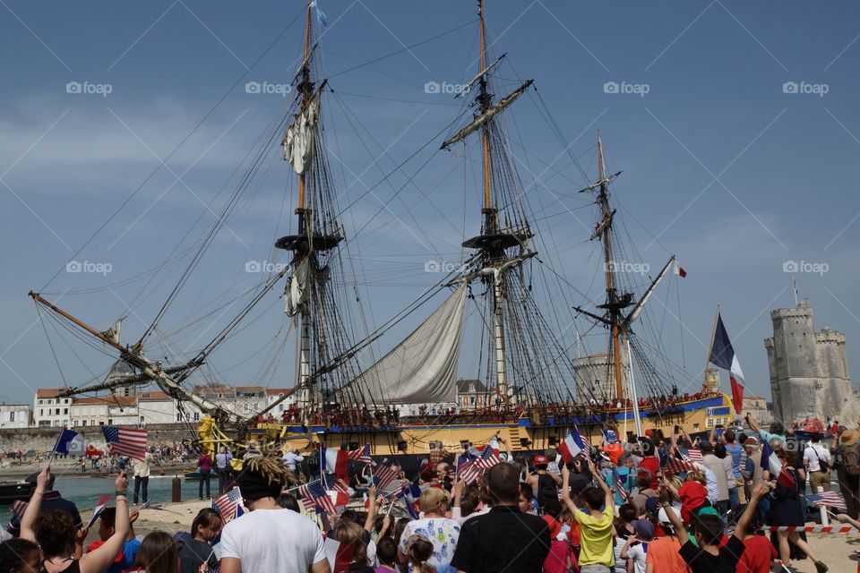 Départ de L'Hermione du port de La Rochelle. 15 avril : la frégate L'Hermione quitte le port de La Rochelle