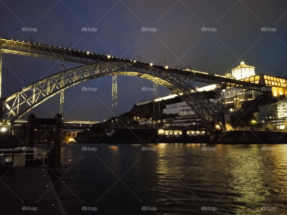 the Dom Luis bridge over the Ouro river in Porto at night