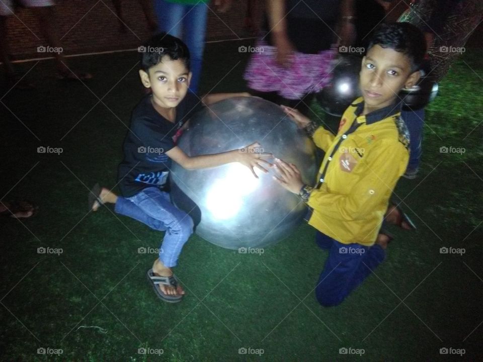 Large ball catching kids