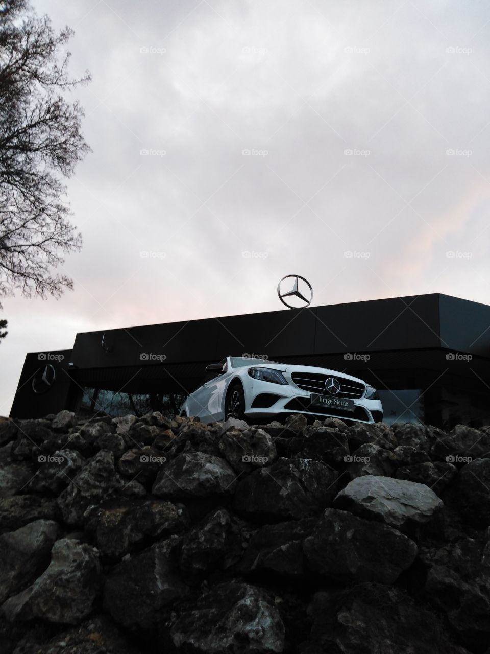Ein Mercedes-Benz vor dem Autohaus