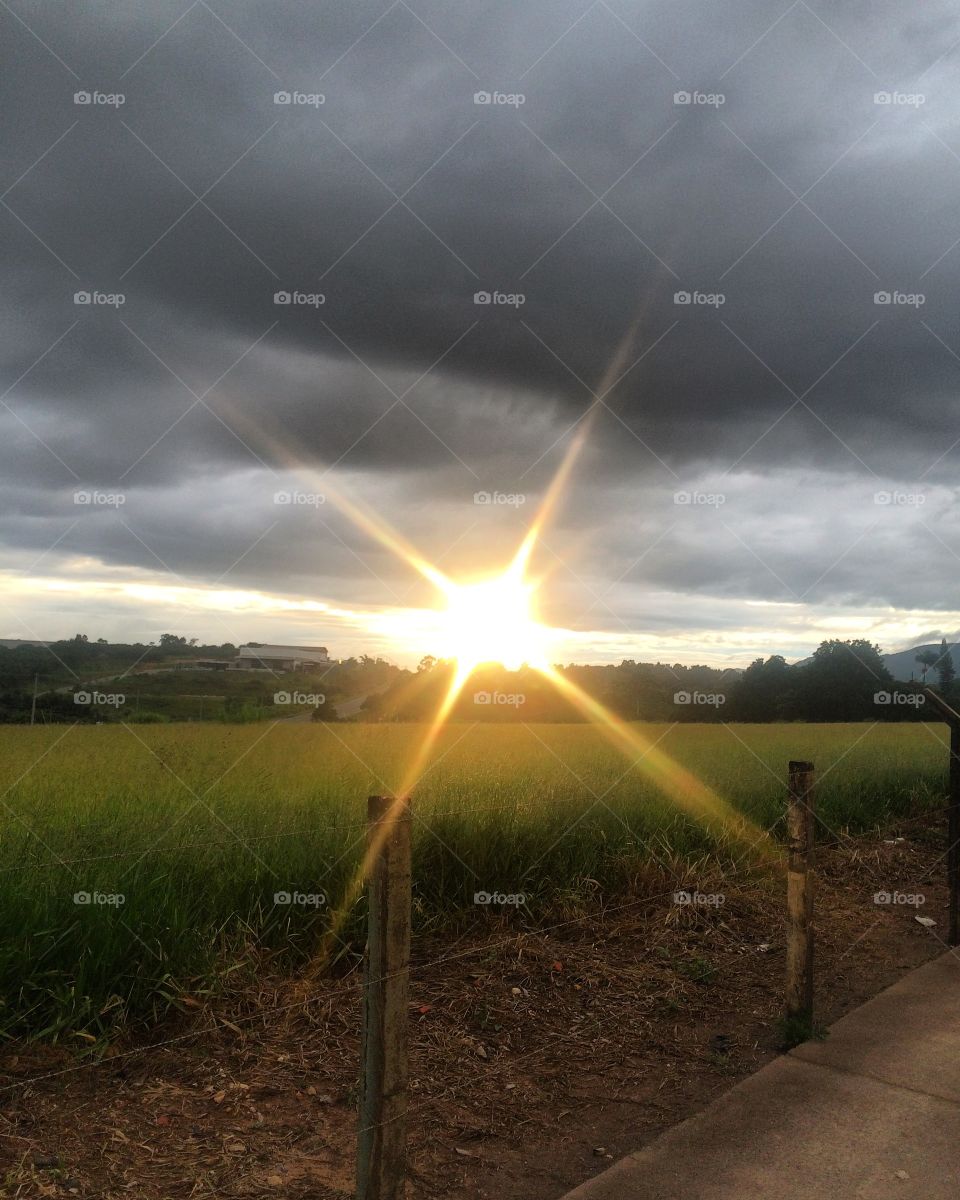 Um sol muito bonito de um dia qualquer. As cores do céu e do sol são sempre impressionantes. 