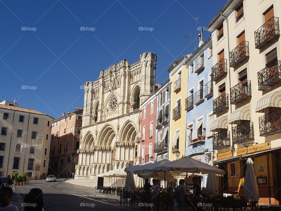 otra perspectiva de la iglesia y una colorida calle de Cuenca