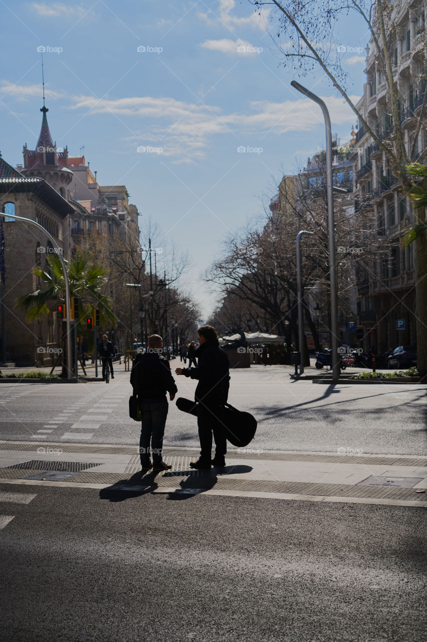 Contraluz músico al inicio de la rambla