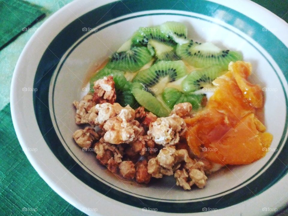 Your health your way. Yogurt with kiwi dried mango and oats! 💪😍