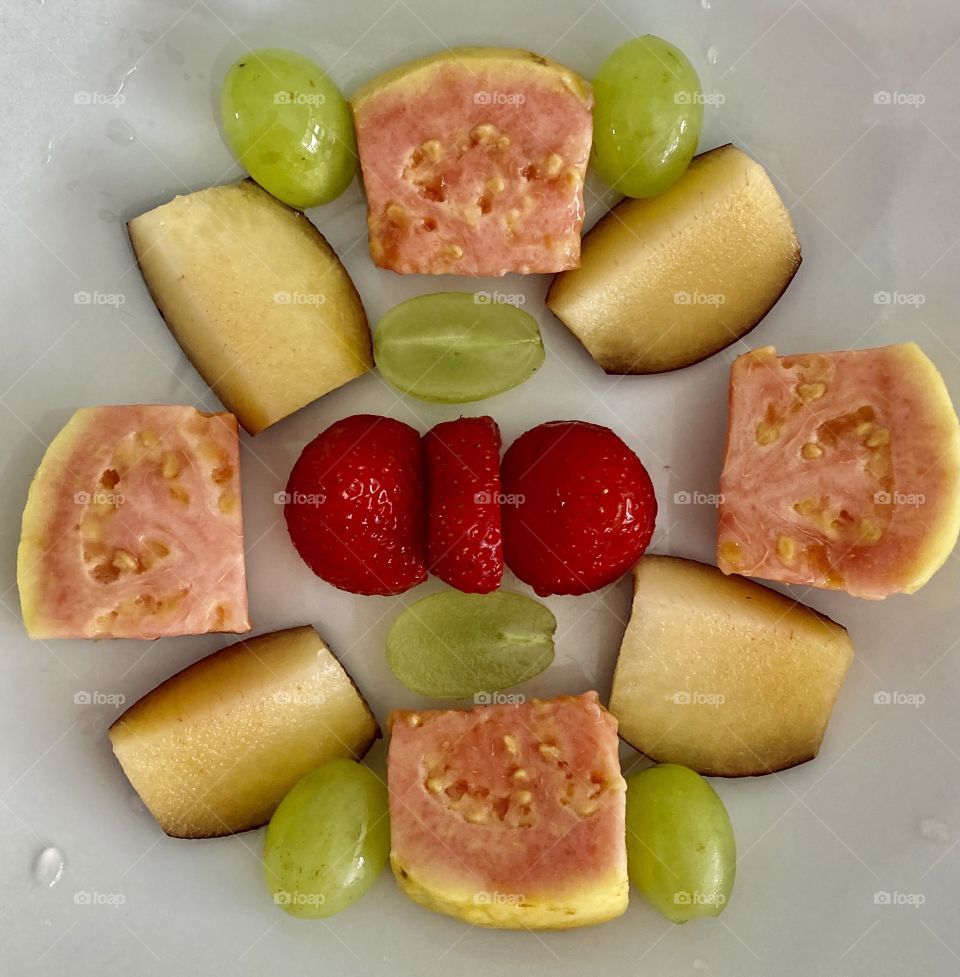 A mosaic of fruits decorating the dish.  Healthy dessert with strawberry, plums, grape and guava! / Um mosaico de frutas decorando o prato. Sobremesa saudável com morango, ameixas, uva e goiaba!