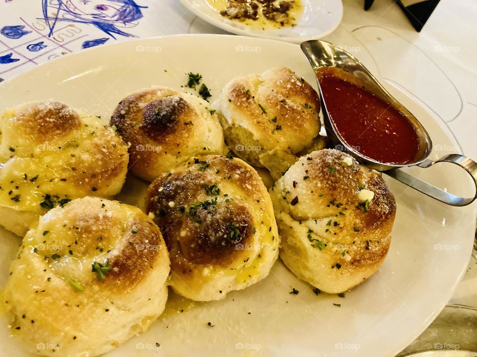 Garlic knots and sauce 