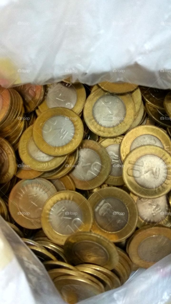 showing 10 rupes coins
