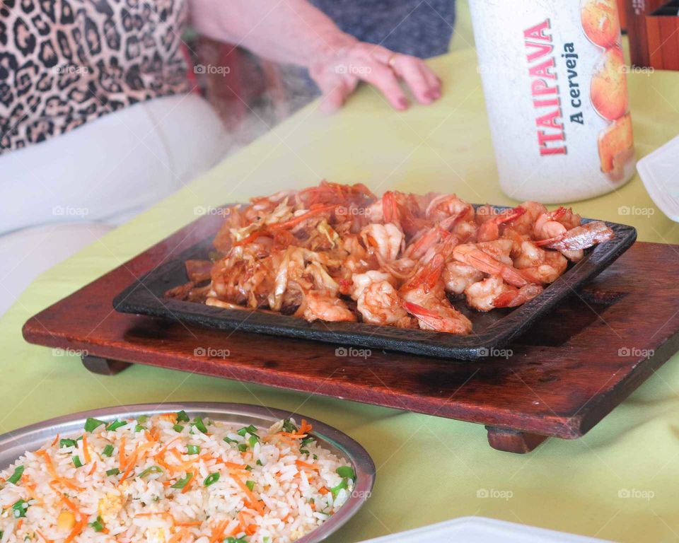 Picture of a Hot plate full o shrimp, on the North of Brazil. On the side. a plate of rice