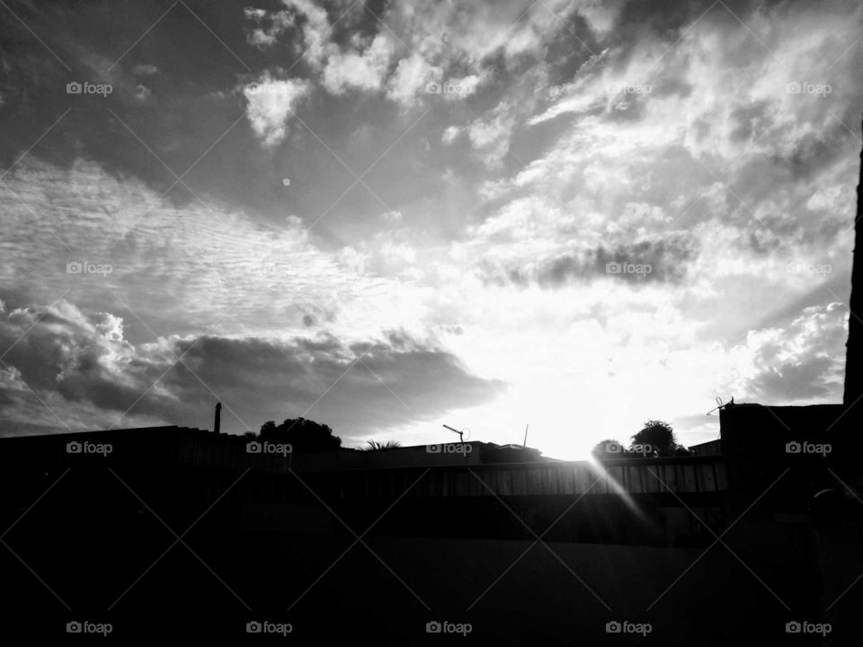 O por do sol em preto e branco