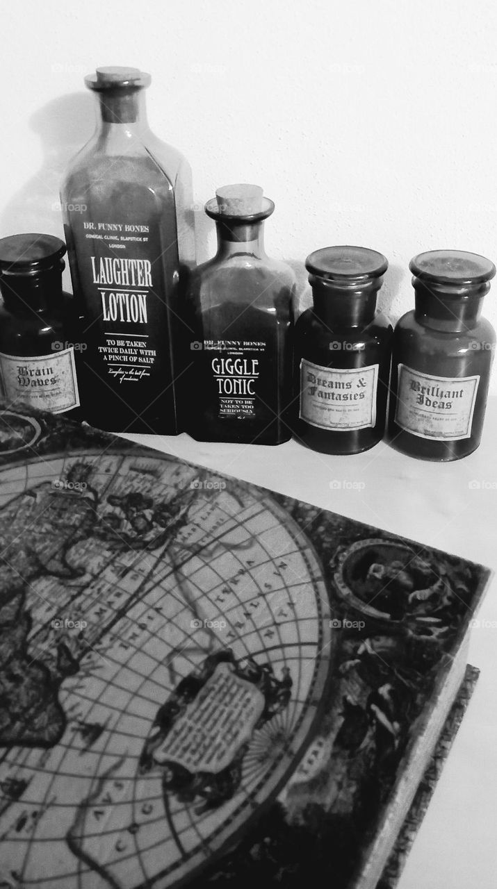 Botes de cristal vintage y libro