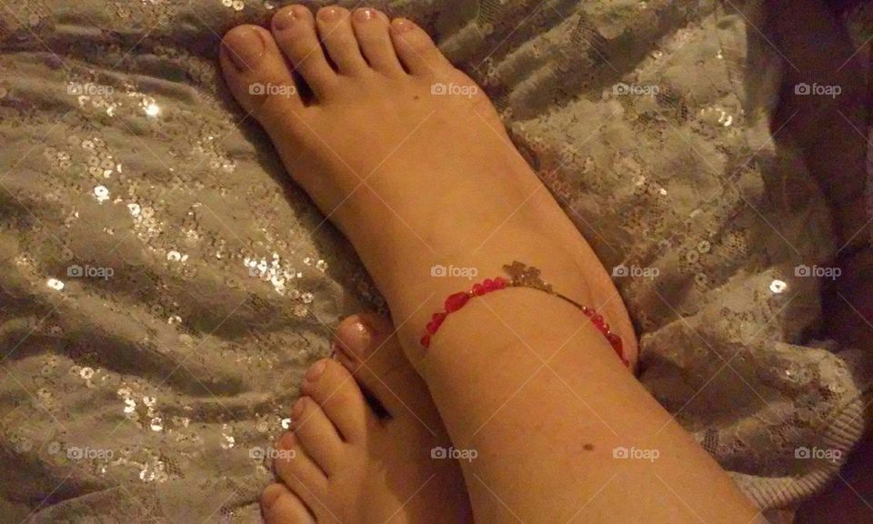 pies con pulsera