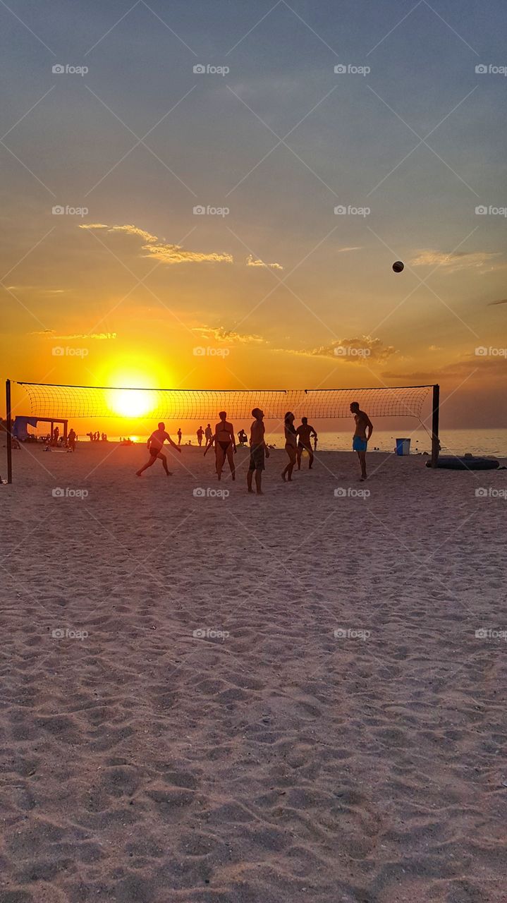пляжный волейбол, игра на пляже,  чудесный вечер, закат, лето, солнце, море, пляж