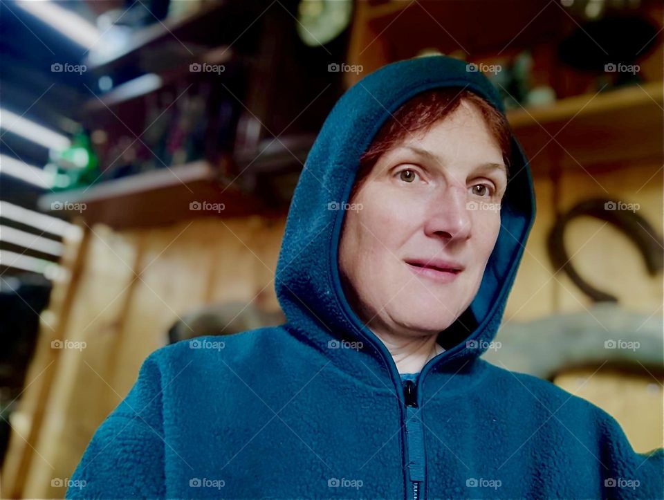 This young lady is waiting for her barbecue meal to be cooked at „Ron’s Whiskey Lounge“ in rural „Bavaria“, Germany, a „Country Western“ style homestead with eclectic decor of holsters, saddles and iconic memorabilia. 2024. Hypnotic Productions