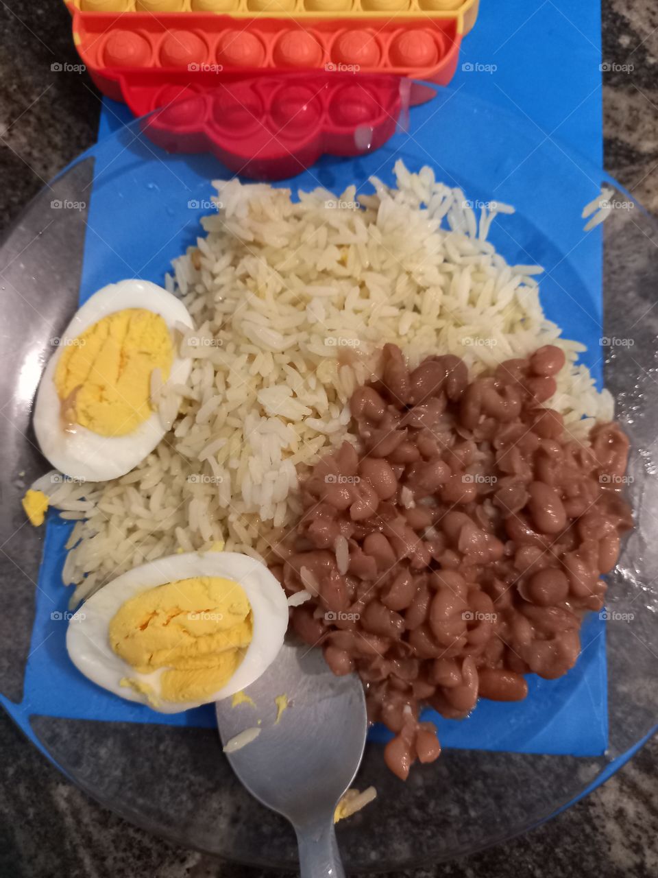 Arroz com feijão e ovo.