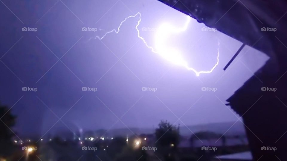 THUNDERSTORM LIGHTS UP THE NIGHT SKYLINE