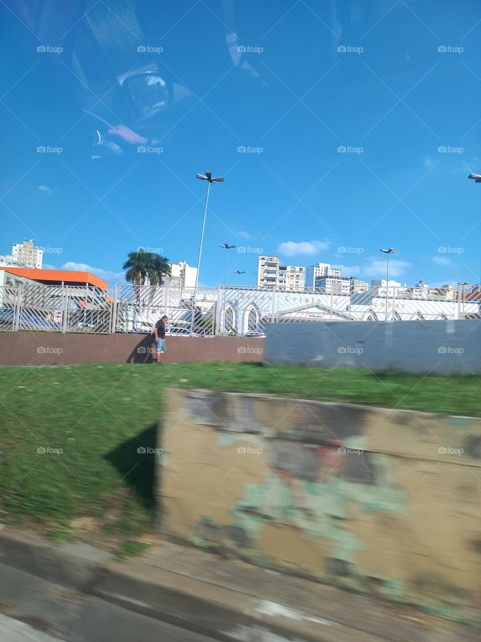 Características  dos grandes centros urbanos. Áreas com elevada concentração  de edificações,  alta concentração  populacional com maior densidade demográfica  que as zonas rurais