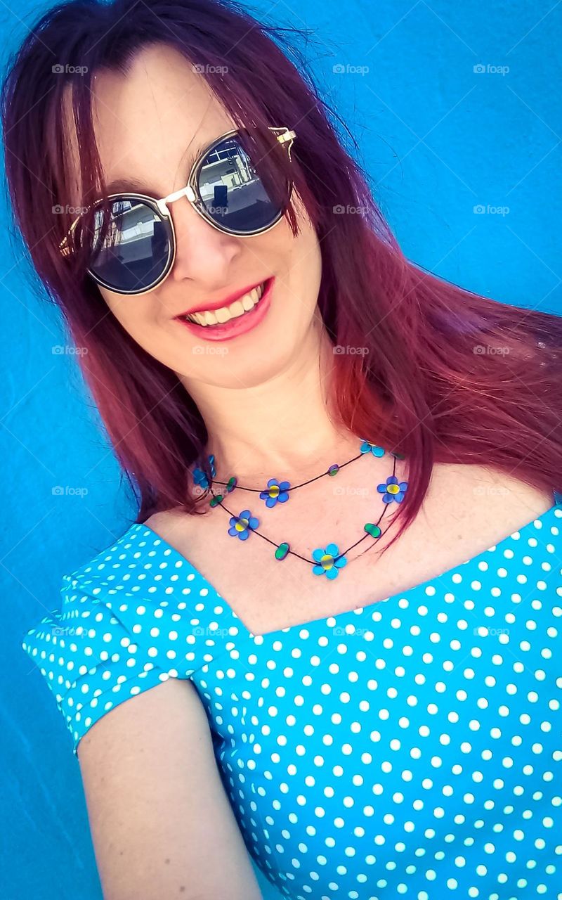 Azul refletida no azul com bolinhas brancas e flores 
all in blue mode