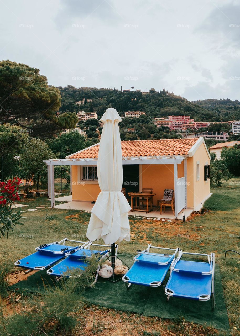 a cabin in the middle of nature