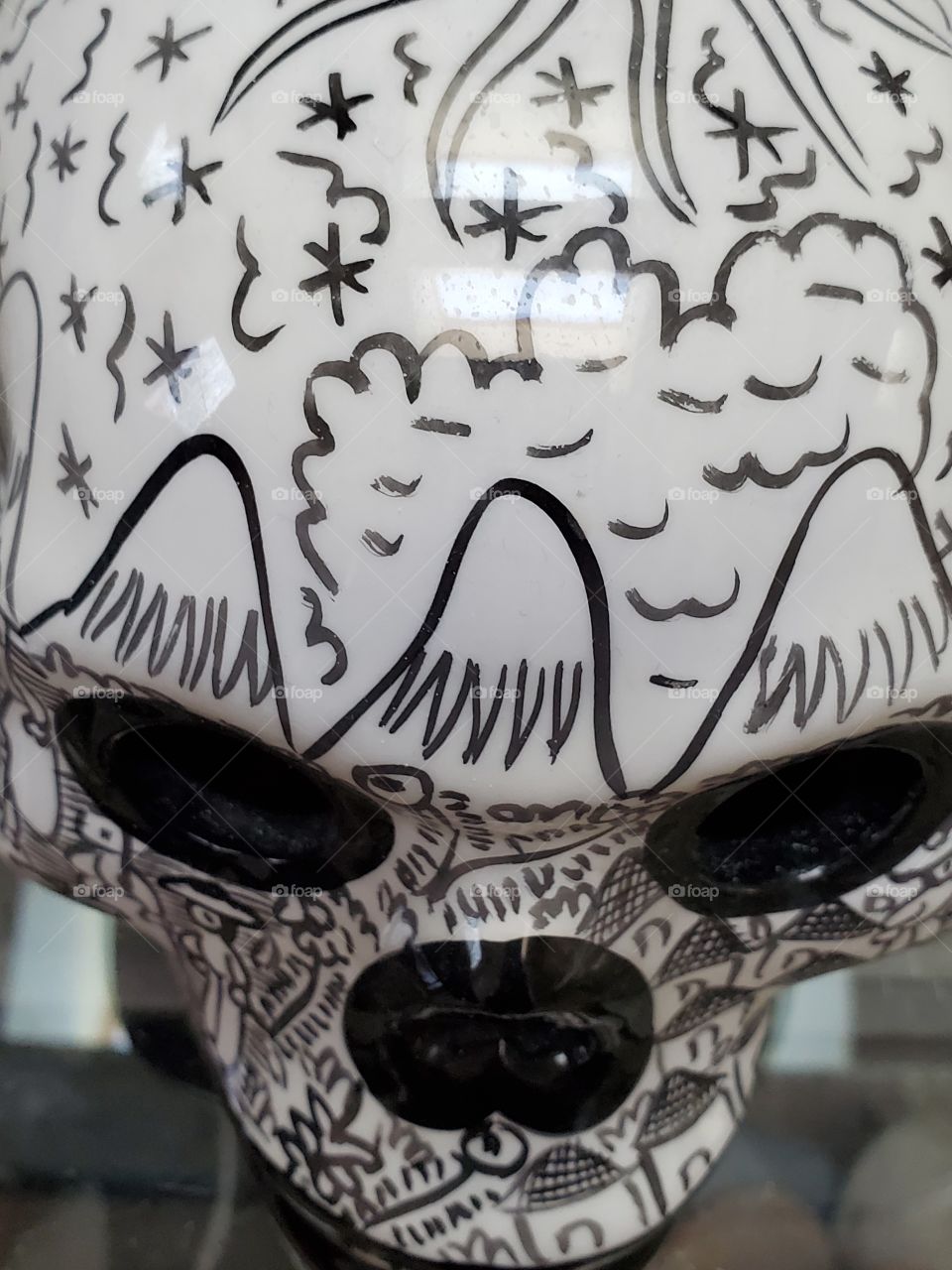 black and white skull figurine