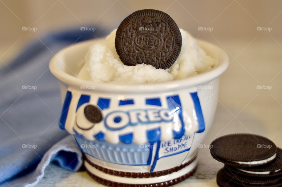 Oreo cookie ice cream flat lay on a white rustic background with a blue towel 