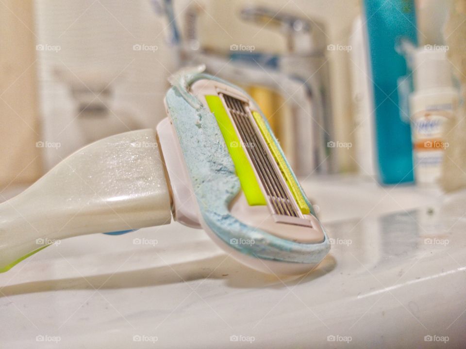 Old razor in the bathroom. hygiene is a must.