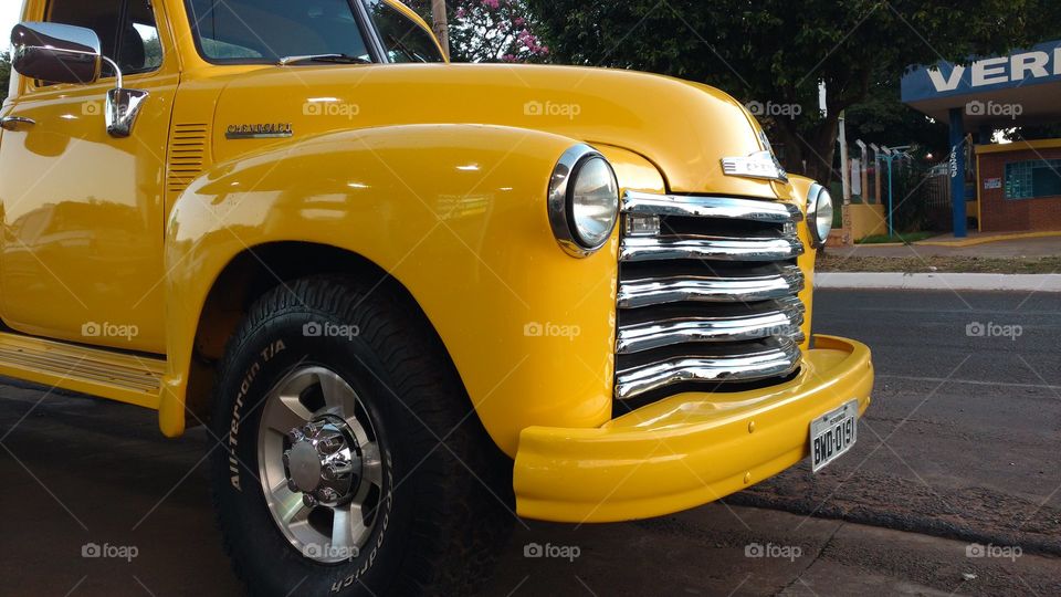Linda camionete Ford amarela antiga.