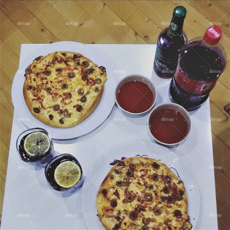 Dinner time
 - two homemade pizzas with tomatoe topping and rum cola drinks!