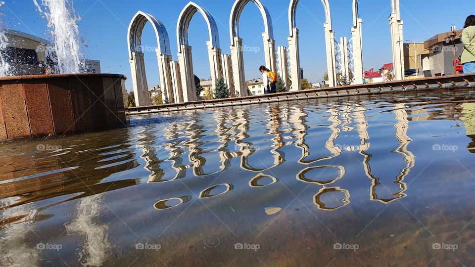 reflections in city fontaine pool