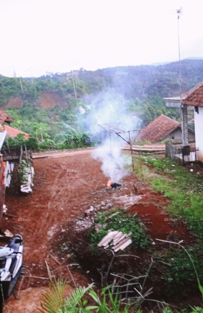 Smoke billows from burning wood between the houses of the villagers, which are quiet but beautiful and beautiful when it is late afternoon and late at night