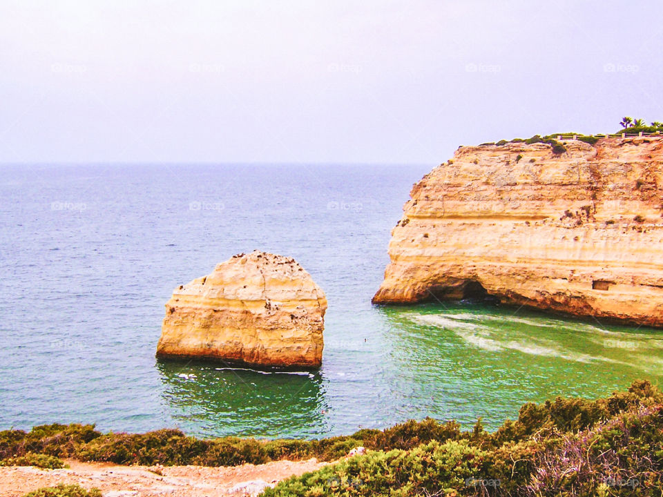 Die Küste Praia da Marinha an der Algarve in Portugal