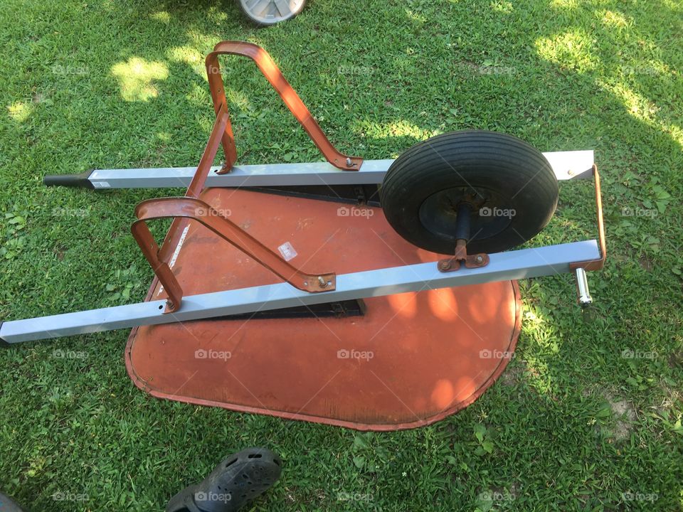 Giving a wheelbarrow a new life. An easy summer project.