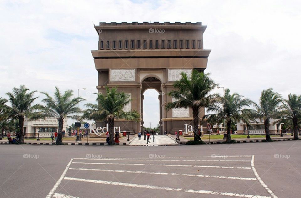 wisata monument simpang lima gumul