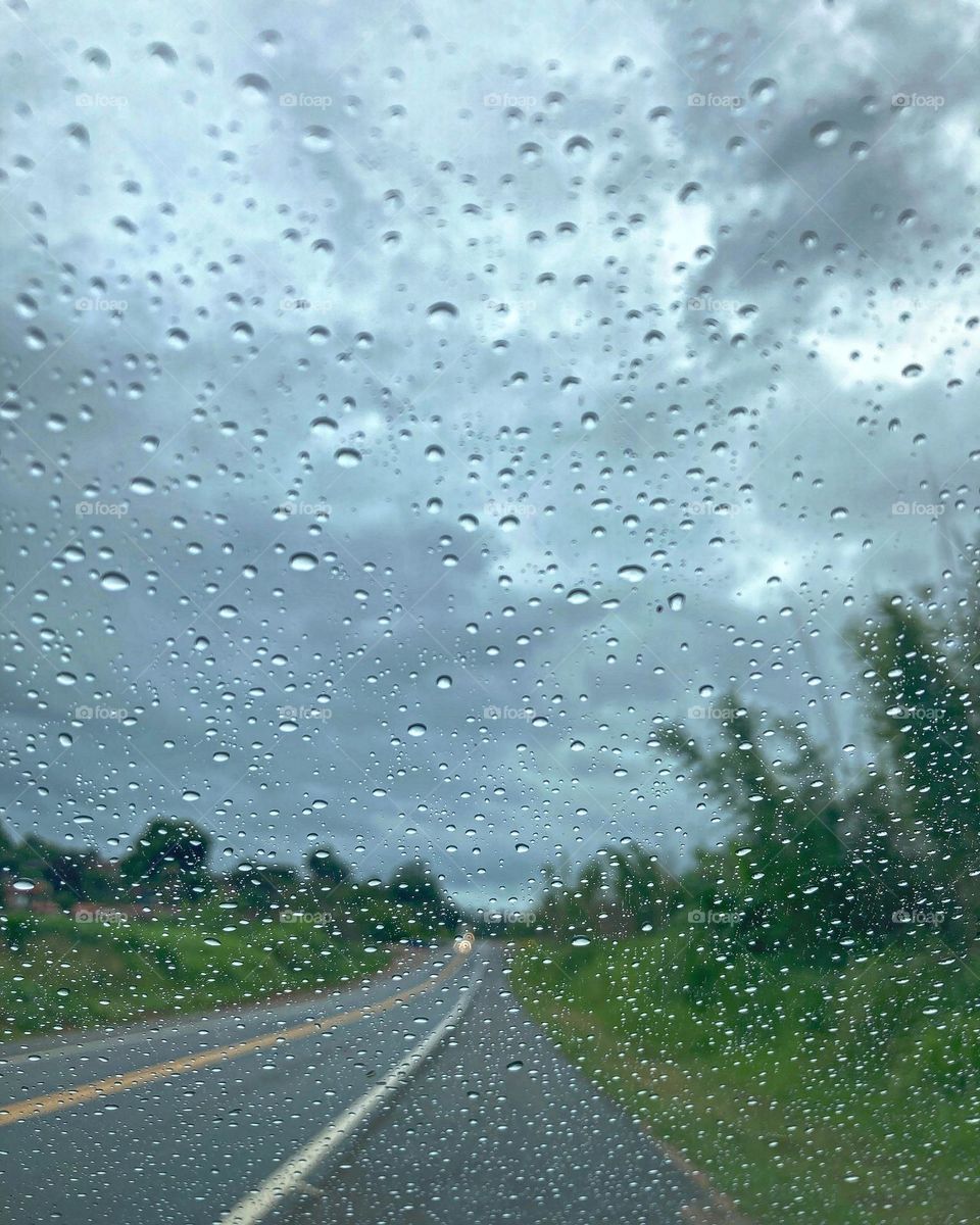 Muita garoa entre Bragança Paulista e Jundiaí, com água em 100% do trecho. Mesmo assim, a beleza da paisagem permanece.
Viva o aguaceiro moderado.