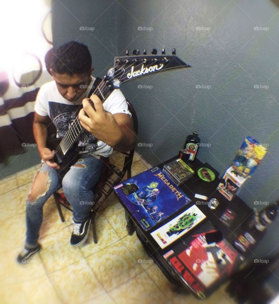 Guitarrista metalero con su Jackson guitar