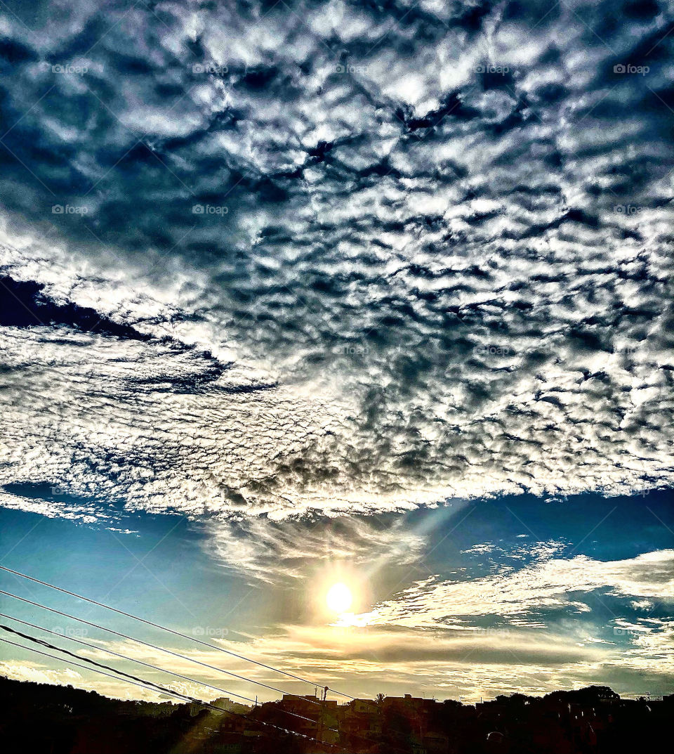 🇺🇸 Clouds under the Brazilian sky.  A beautiful dawn with this incredible formation of beauty and inspiration from nature. / 🇧🇷 Nuvens sob o céu brasileiro. Um lindo amanhecer com essa formação incrível de beleza e inspiração da natureza. 