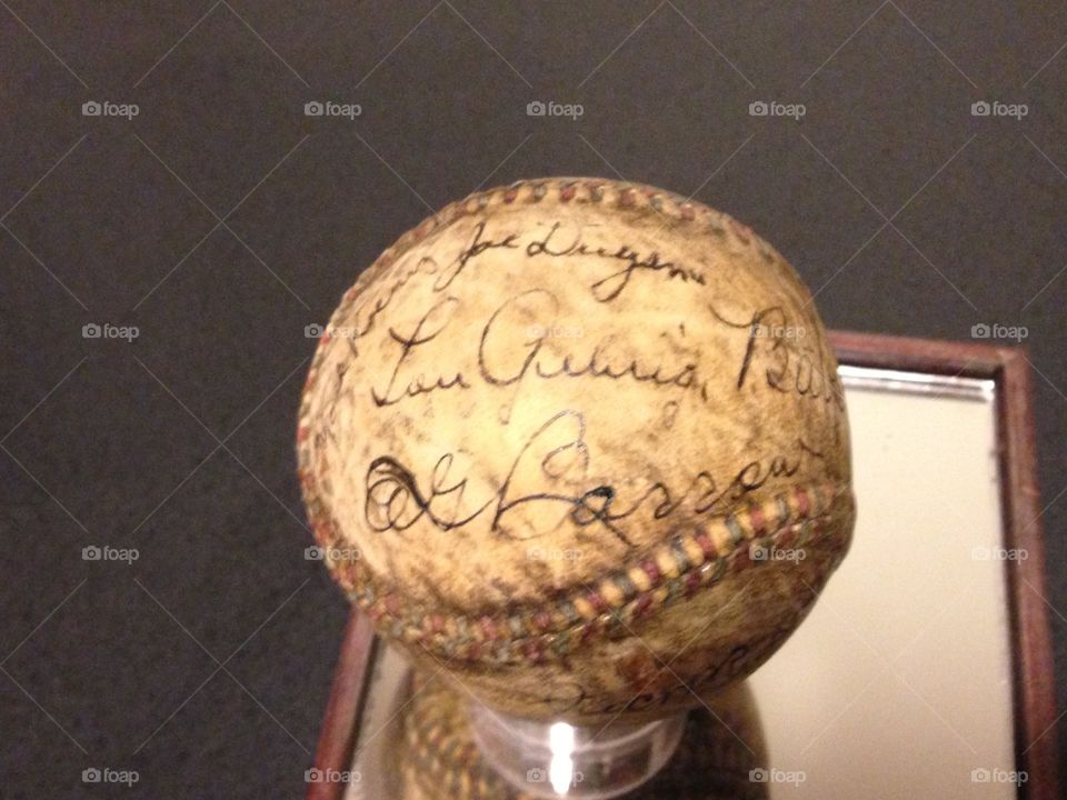 Lou Gehrig signature on team-signed 1927 New York Yankees baseball. 