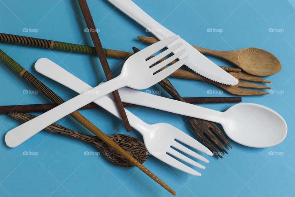 Wooden​ and​ plastic​ cutlery​ blue​ background​