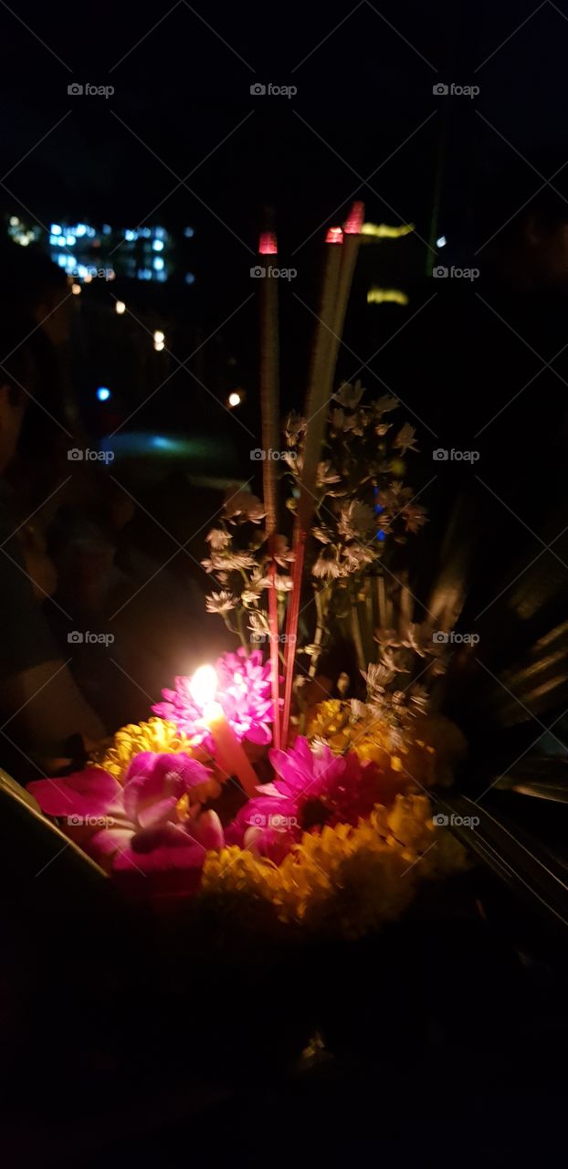 Loy Krathong Day is one of the most important Hindu day of Thailand and Southeast Asia. Meet the 15th day of the twelfth lunar month, according to the lunar calendar. Lanna Lunar Calendar It usually falls in November. According to the solar calendar