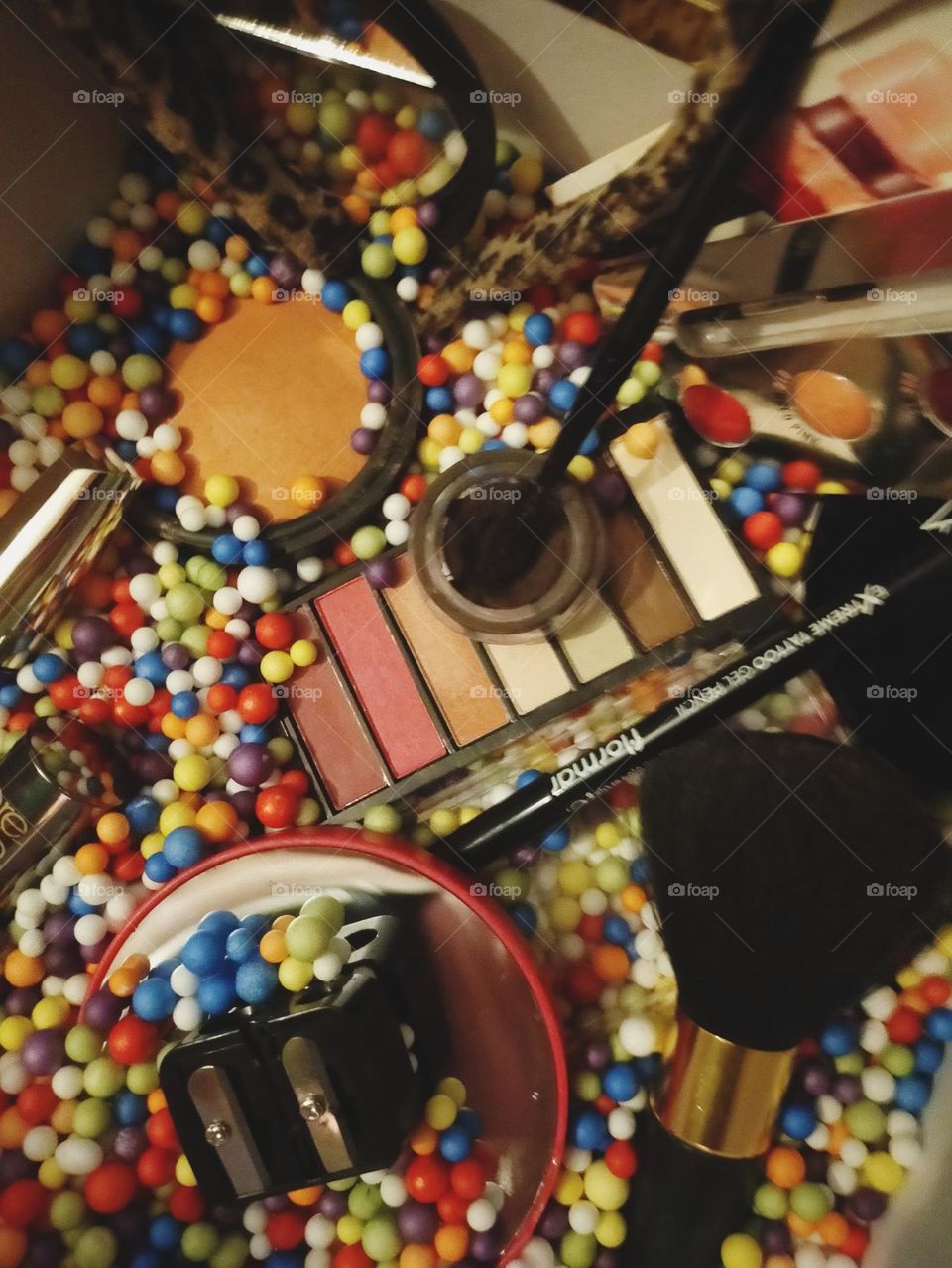 maquillaje,base,rímel, lápiz de ojos negros