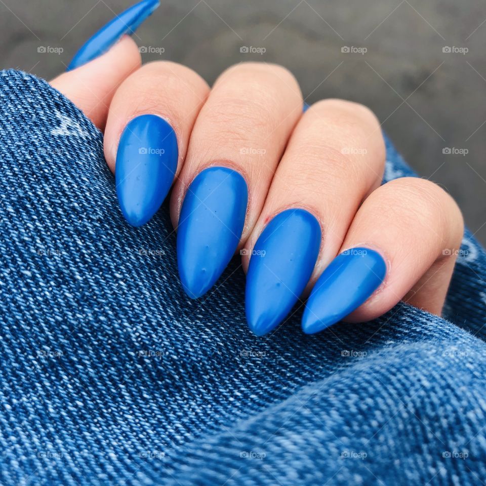 New set of bright blue acrylic nails 😊