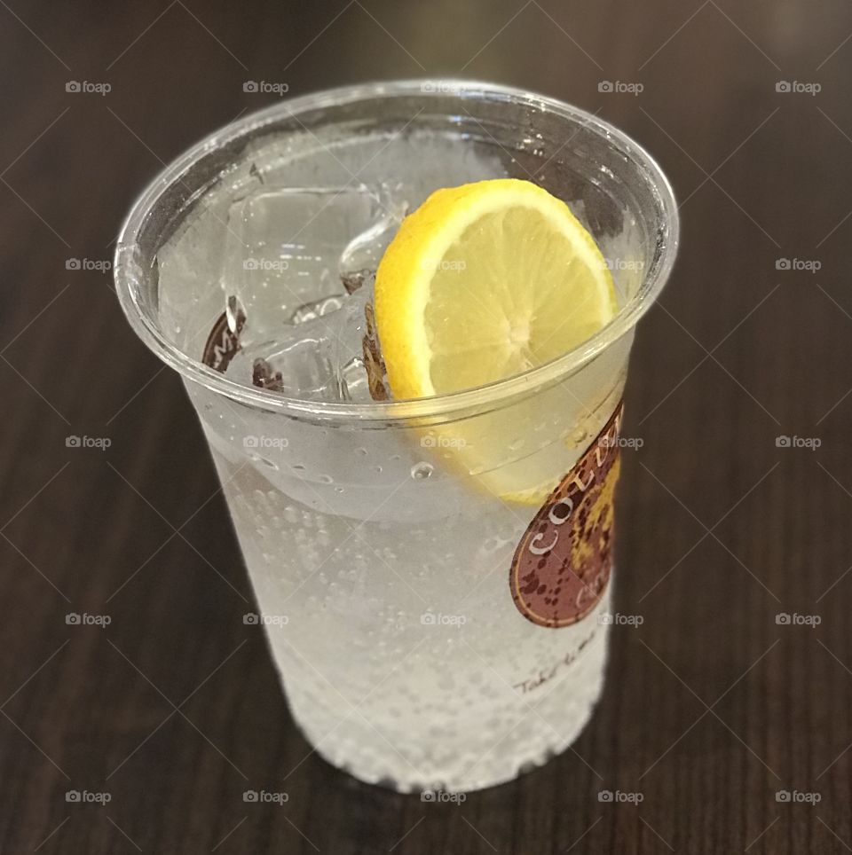 Refreshing drink with a lemon twist 