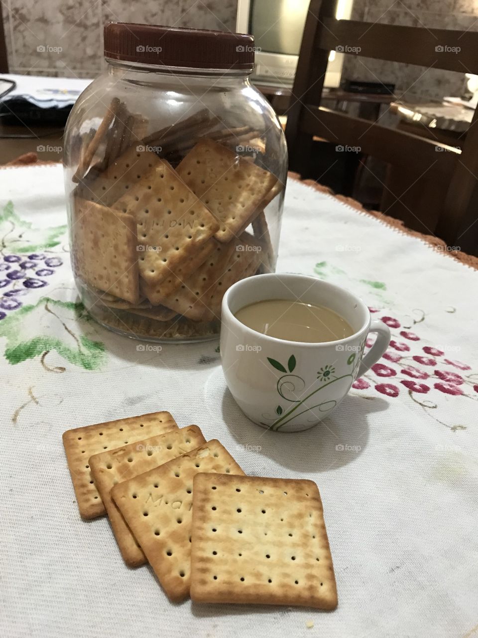 Começando o dia!! Café com leite e biscoito água e sal.