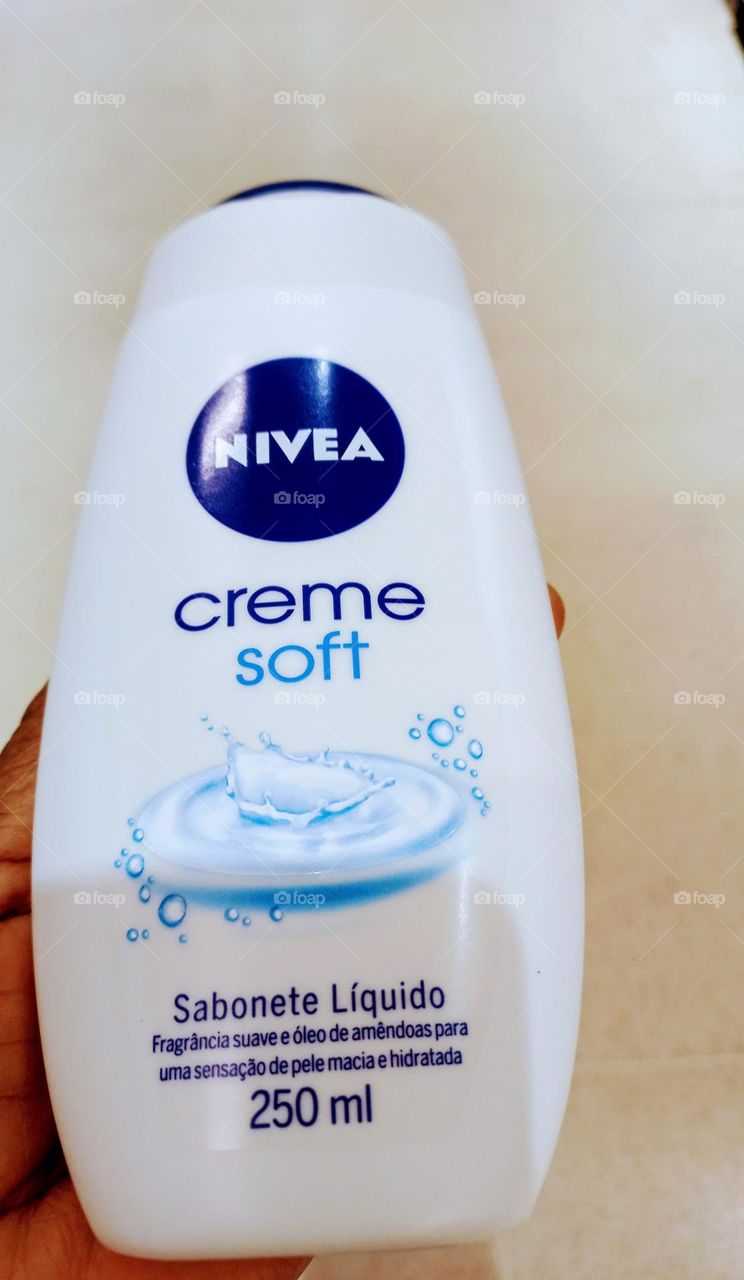 Sabonete líquido  com textura suave, cremosa, promove uma sensação  de limpeza e frescor.  Higiene e praticidade de uso.